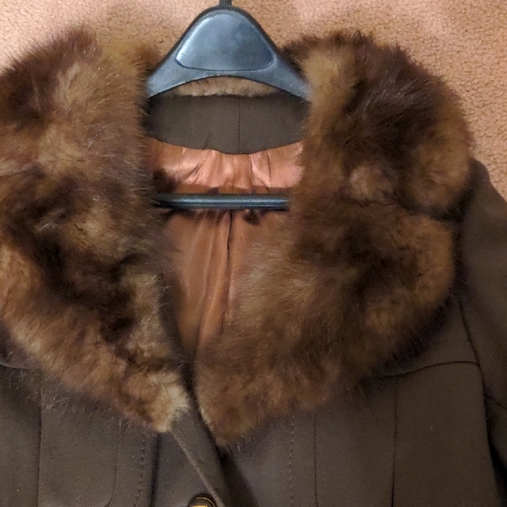 10. Vintage Women's Beige Taupe Trench Coat Fur Collar Canadian Company - Picture 4 of 10